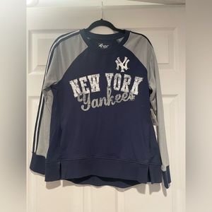 New and never worn women’s New York Yankees crew neck top